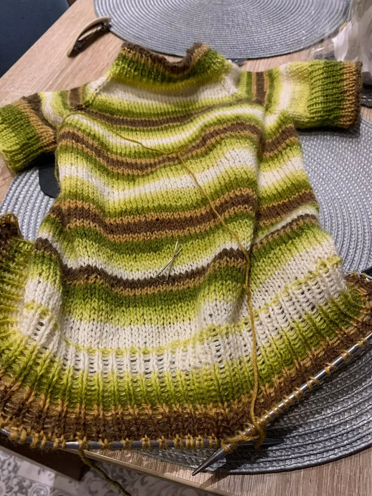 Kolorowy sweter w trakcie robienia