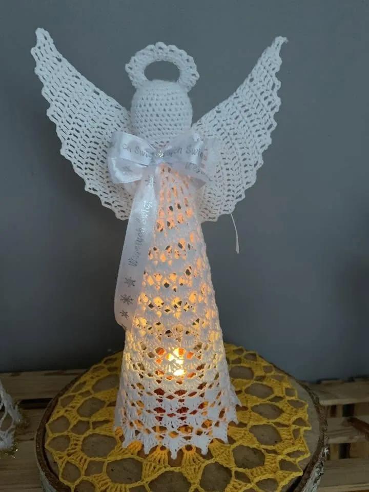 Świecący aniołek na szydełku, w środku lampka