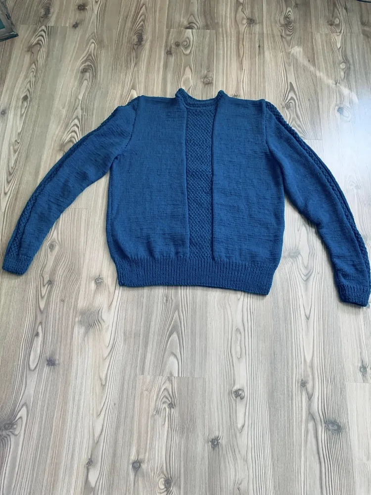 Niebieski sweter robiony ręcznie